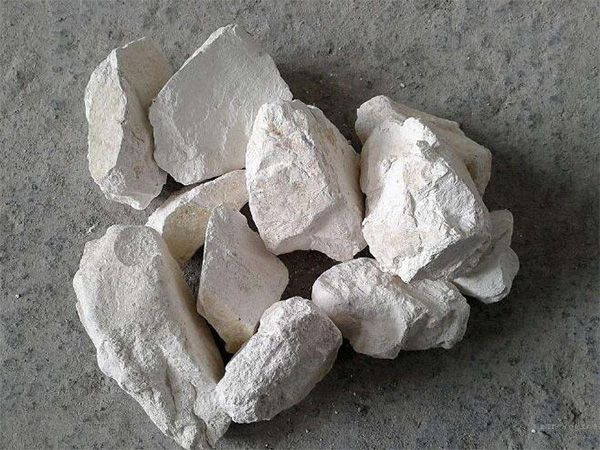 為什么要在魚塘里撒生石灰？